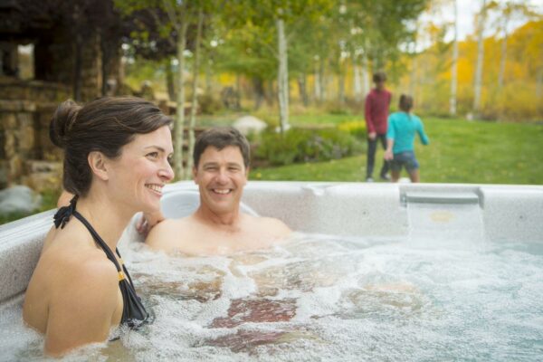 Ihmisiä kylpemässä Jacuzzi J-235 ulkoporealtaassa